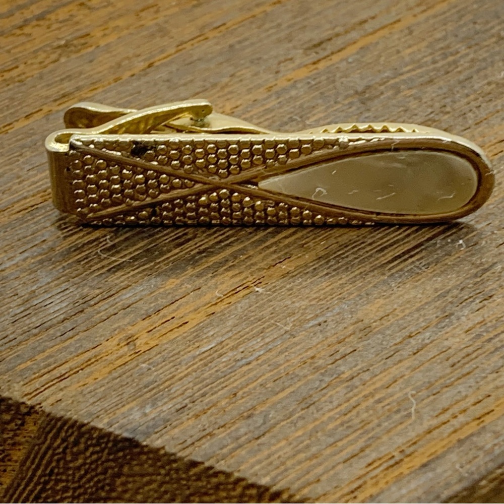 Vintage MCM mother of pearl inlay textured gold tone tie bar clip - Picture 2 of 6